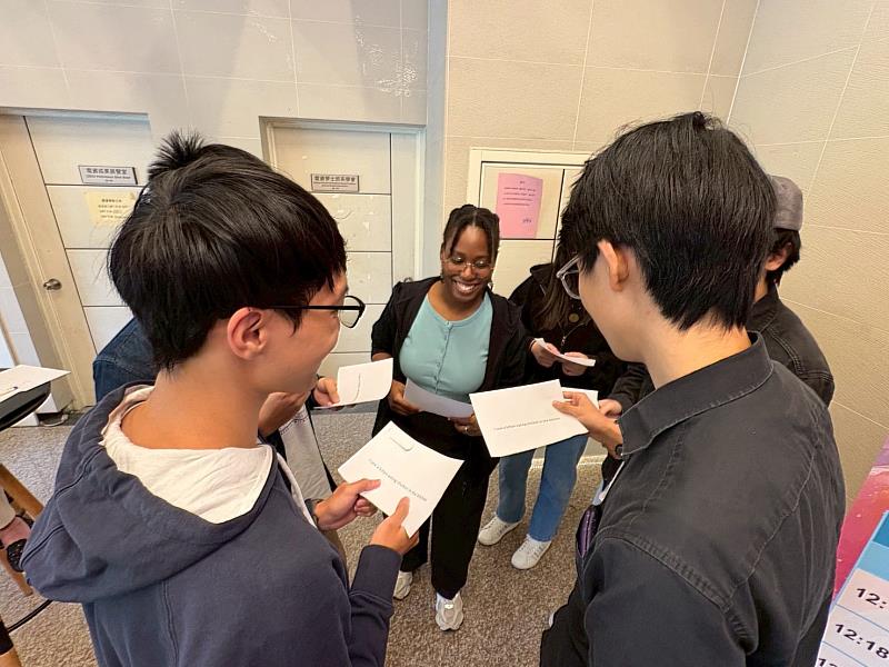 學術交流基金會講師帶領參賽者練習繞口令。