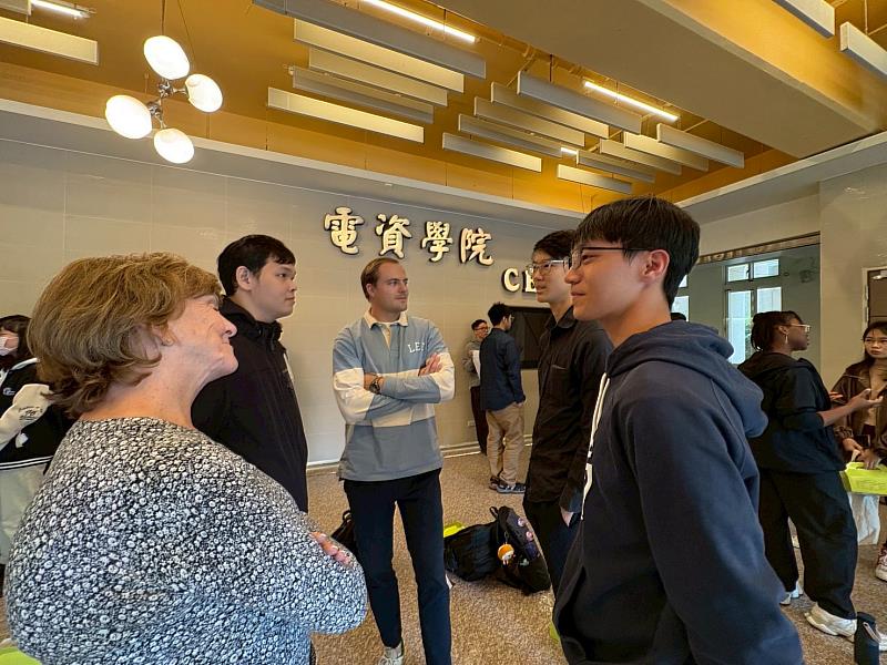 本地生、國際生與講師交流熱絡。