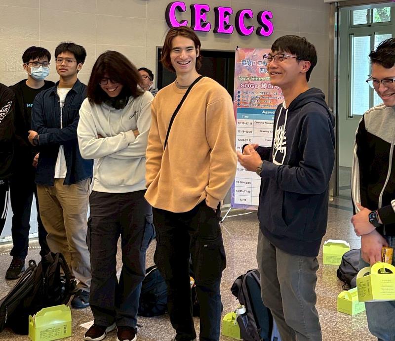 國際生與本地生熱烈討論，氣氛活絡。