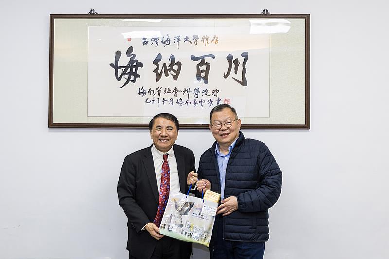 海大許泰文校長回贈紀念品予陽明交大林奇宏校長。