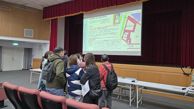 民眾向業務單位洽詢案情。