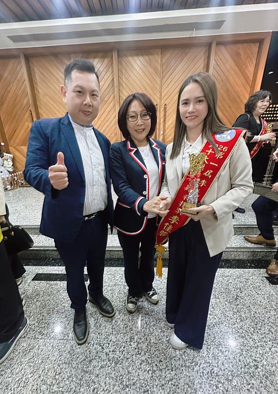 高雄市議會議長康裕成(中)於高雄市李氏宗親會首屆「十大傑出菁英獎」頒獎典禮中,與科技類得主睿田能源總經理李佳蓉(右)、在一起永續科技創辦人薛煒立合影致意。康裕成表示,頒獎不只是榮耀個人,更是為社會樹立典範,讓努力被看見、價值被傳承,展現城市對專業與女力的高度肯定。