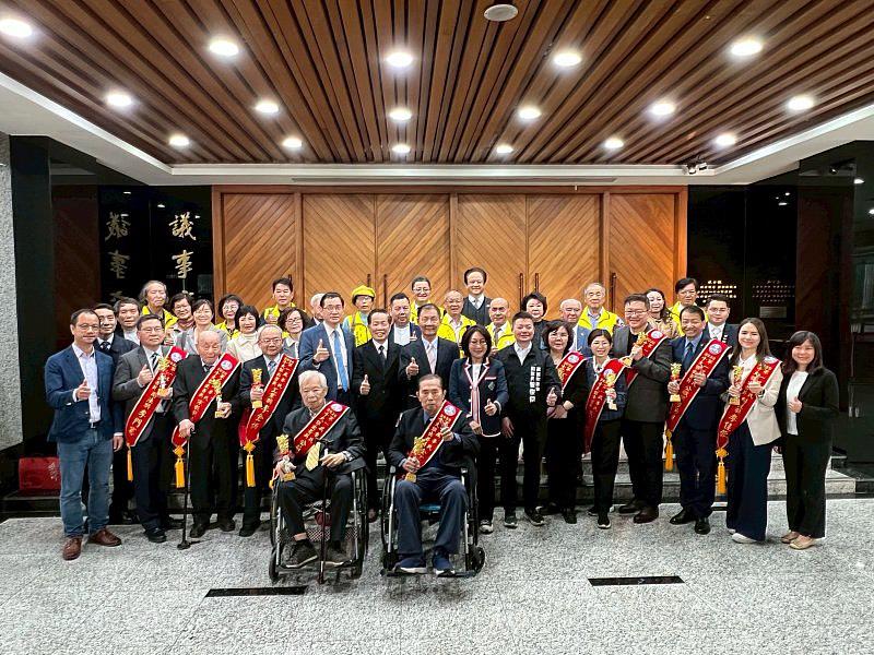 高雄市李氏宗親會首屆「十大傑出菁英獎」頒獎典禮於高雄市議會舉行,得獎菁英與貴賓齊聚合影,現場氣氛莊重而溫馨。主辦單位表示,本屆典禮以「典範傳承、公共影響力」為核心,透過公開表揚,向社會傳遞努力被看見、價值能延續的正向力量。