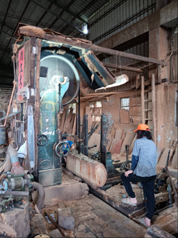 協助學員將家中的枯老樟木化廢為寶。