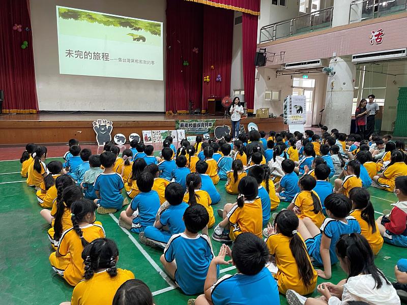 林業保育署嘉義分署至臺南市中西區永福國小辦理黑熊保育宣導，邀請作者蔡惠萍進行「未完的旅程」書籍導讀與分享。