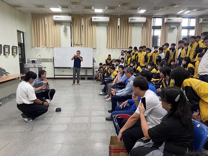 嘉義市蘭潭國中的黑熊保育宣導活動由導演顏妏如導演分享「一隻臺灣黑熊之死」紀錄片拍攝歷程與改良式獵具示範。