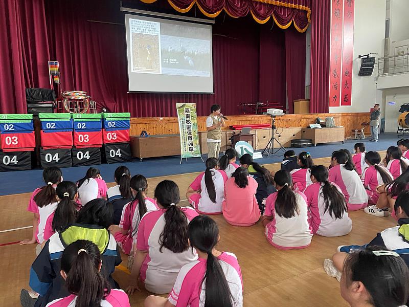 嘉義縣朴子國中依學校所在環境申請海岸保育宣導，由高雄野鳥學會顏玉嵐進行嘉南海岸鹽田濕地保育介紹。