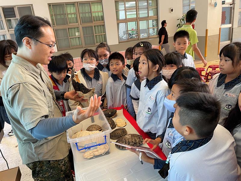 嘉義縣民雄東榮國小則以平原城市保育宣導為主，由觸口龜類保育教育園區保育照養員薛祥泰進行臺灣原生龜類保育工作。