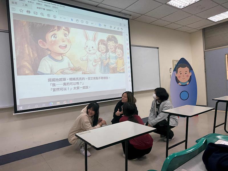 日間部一年级陳宥叡、李珈妤、黃品萱、郭宣俞、林佳怡團隊設計「臉部平權兒童繪本」，讓孩子學會尊重外貌差異。