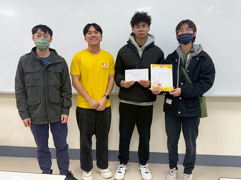 陽光基金會黃一翔社教督導（左2）頒發獎狀予提案發表學生。
