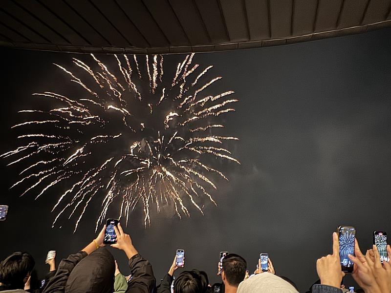 文化大學觀景台跨年夜吸引大批師生與民眾聚集，文大後山擁有從台北101延伸至淡水河畔的180度無遮蔽視野，體育館8樓居高臨下，清楚捕捉跨年煙火綻放的震撼瞬間。
