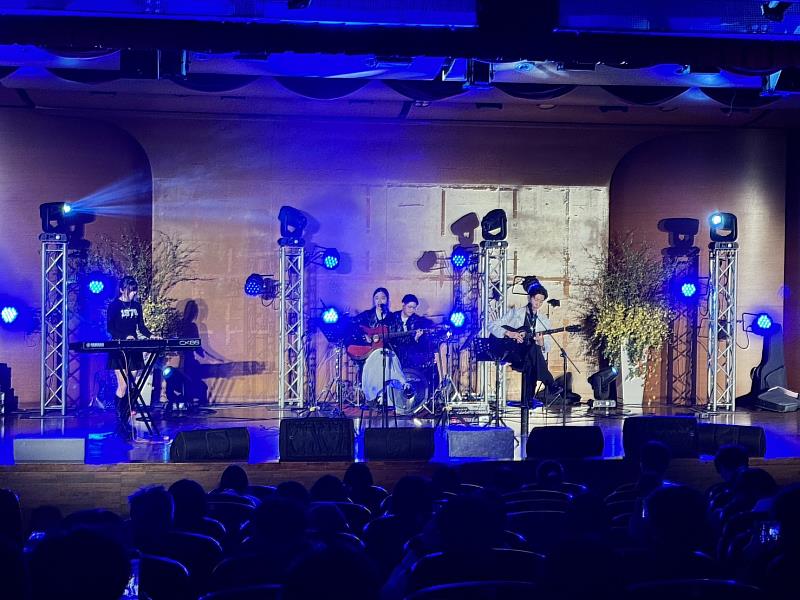 MC Alan Dust（aka 米特超人）擔任互動主持，DJ E7搭配多組藝人與表演團隊接力演出，黃奕儒Ezu、ALLY SHEN申力安、斑恩 Ben、手臣洋（CY）等輪番登台，營造熱力十足的跨年夜氛圍。