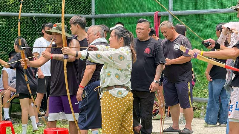 烏來區公所打破「男獵女織」框架,在泰雅文化季推動混合性別射箭隊伍,並開放多元性別參與編織課程。