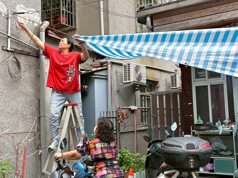 土城區公所辦理「女力爆棚 v.s 型男主廚」性平體驗活動,由女性成員負責搭設與拆卸棚架,翻轉傳統家務與勞務分工的性別刻板印象。