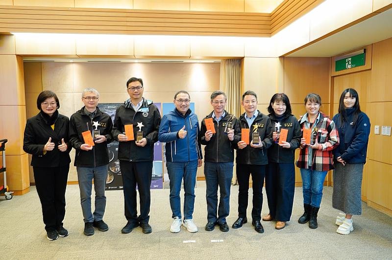 侯友宜表揚推動性平成效卓越的區公所,土城、烏來、鶯歌區公所榮獲績優獎,深坑、平溪及瑞芳區公所獲進步獎。