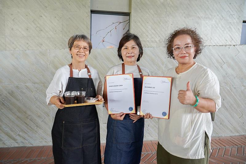 鶯歌區公所開設咖啡師培力專班，協助中高齡婦女取得咖啡師證照。