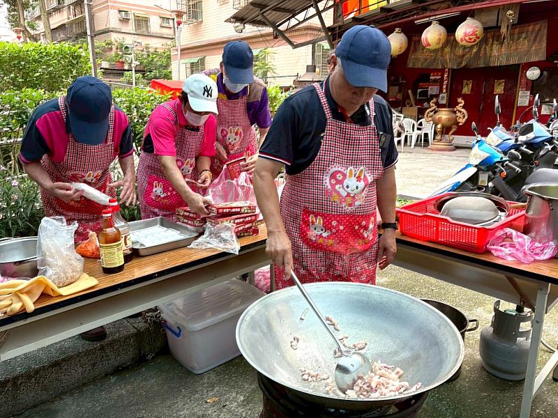 土城區公所「女力爆棚 v.s 型男主廚」性平體驗中，由男性成員擔任主廚與送餐服務，透過角色互換，翻轉家務分工的性別刻板印象。