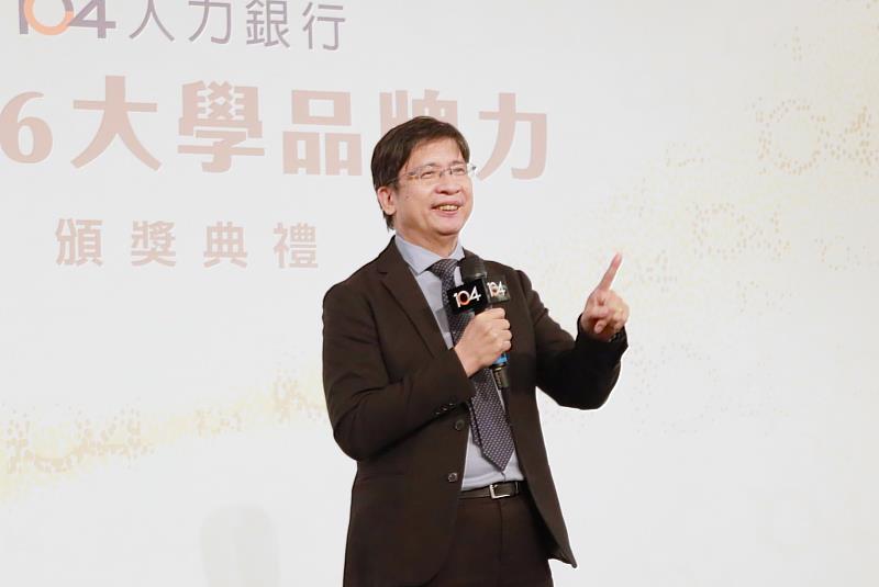 高科大副校長李嘉紘代表出席受獎，特別分享高科大鐵道中心、新進材料成型技術中心、半導體製程設備技術人才培育基地等亮點場域，展現高科大人才訓練、科技應用發展高度對應國家前瞻政策。