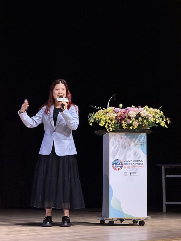 暨大國比系柳心詠透過外交部的嚴謹培訓，即將實踐「從暨大走向世界，讓世界認識台灣」的願景。