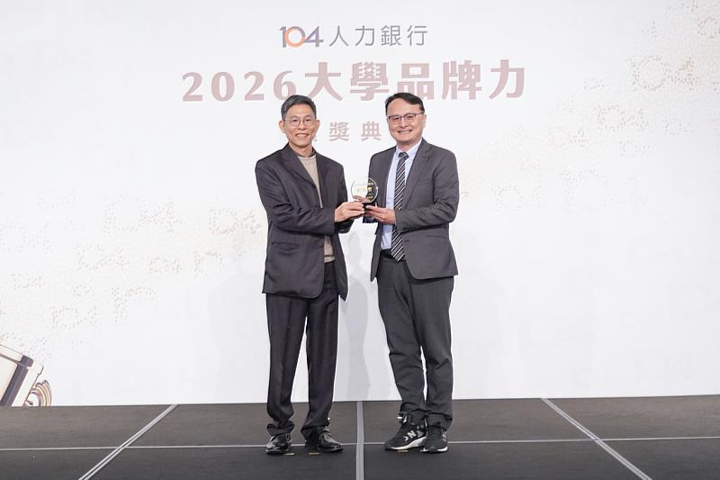 雲科大張傳育校長領獎畫面。