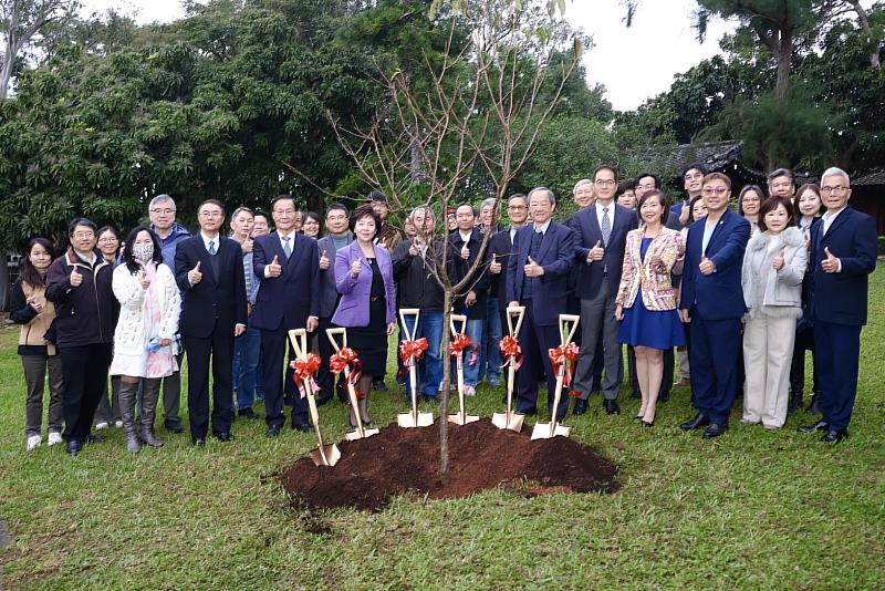 金鷹校友陳洋淵捐贈一座櫻花林 淡江大學校園再添櫻花風景線