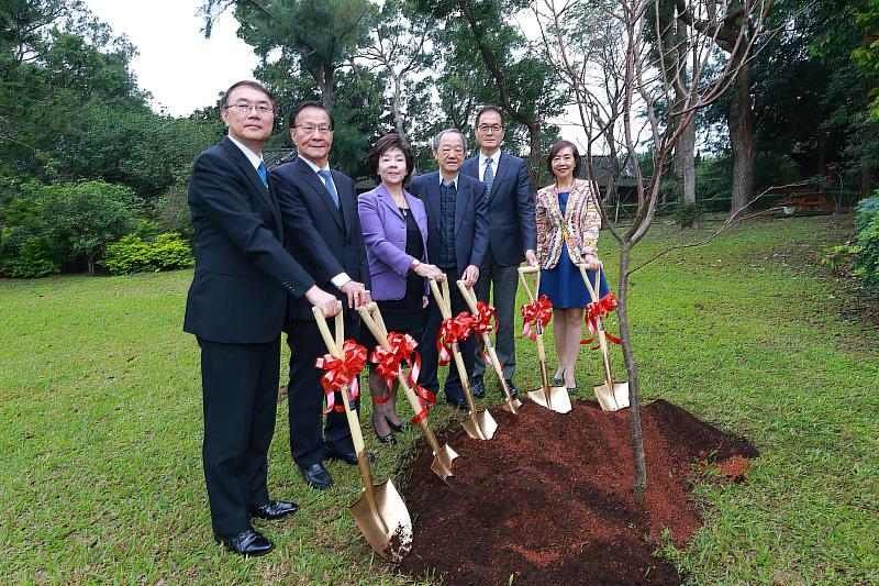 行政副校長林俊宏(左起)、校長葛煥昭、董事長張家宜、化材系金鷹校友,翰可國際董事長陳洋淵、學術副校長許輝煌、國際事務副校長陳小雀一同揮鍬鏟土,完成植栽儀式。(圖/淡江大學提供)