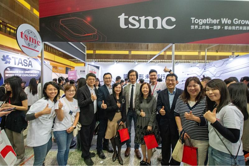 台積電連續12年參與逢甲大學校園徵才媒合會；依據TSMC統計資料，雙方合作的台積電半導體學程累計申請人數已突破1,500人，居全台合作學校之首。