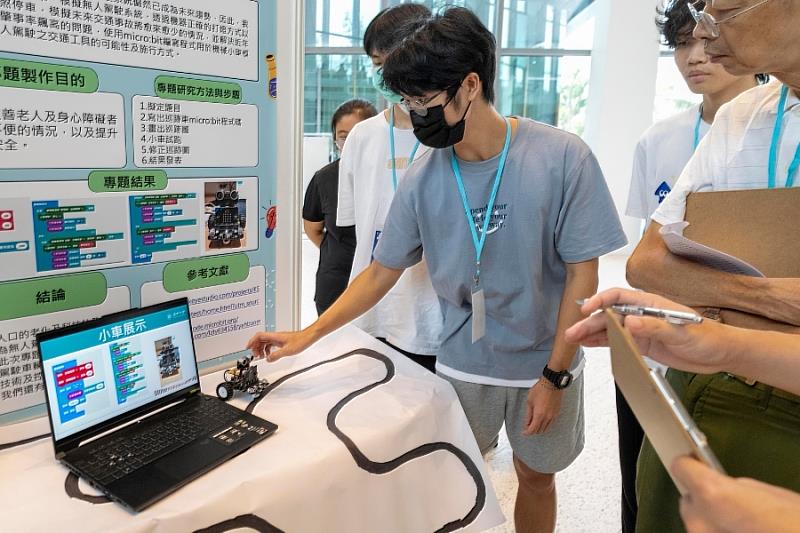 114-2推出「探索課程」讓學生依興趣彈性跨域探索、累積學習歷程，逐步實踐「整個逢甲都是你的學系」的學習願景。