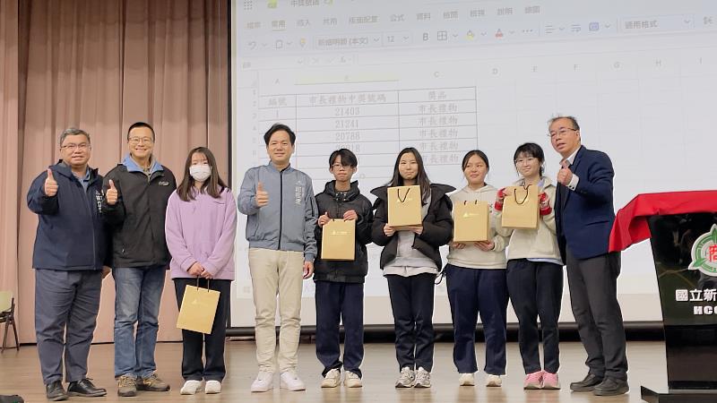 副市長邱臣遠致贈完賽學生市府獎項。