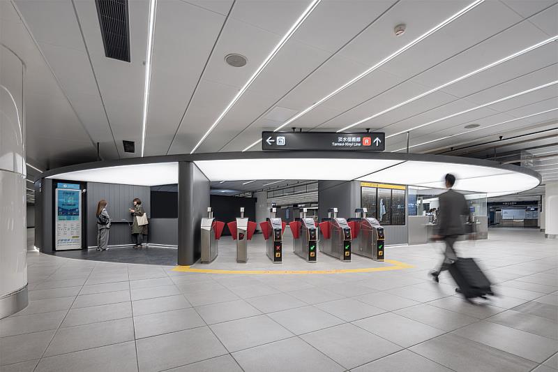 透過發光的圓弧服務盒，讓北捷更具自明性。