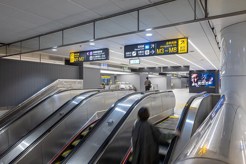 團隊特別調整指標箭頭的方向與設置位置，讓旅客能以最直覺的方式辨識方向、快速尋路。