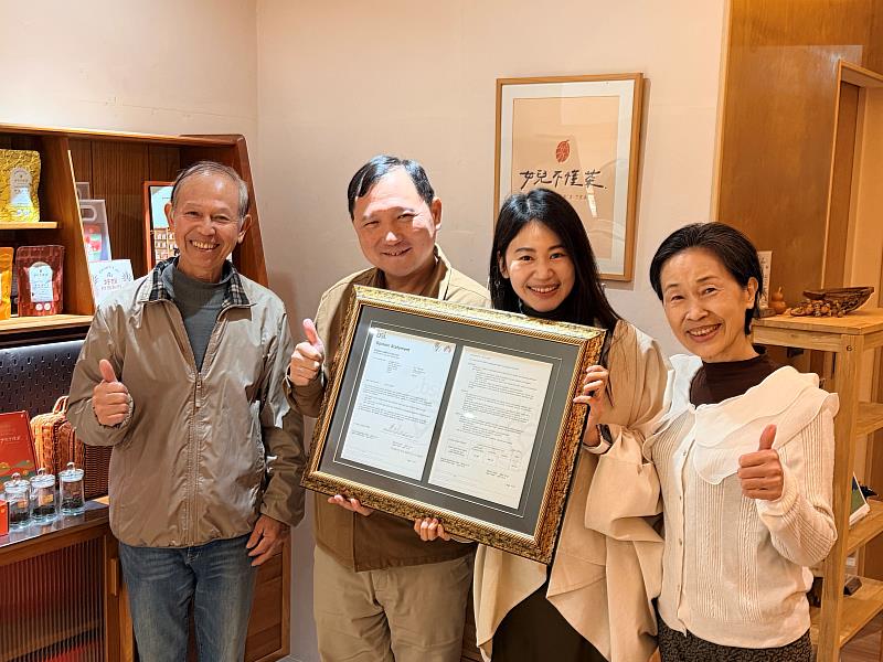 紅烏龍飄香國際新高度 臺東縣府輔導3家茶農成就全球首支「零碳紅烏龍」