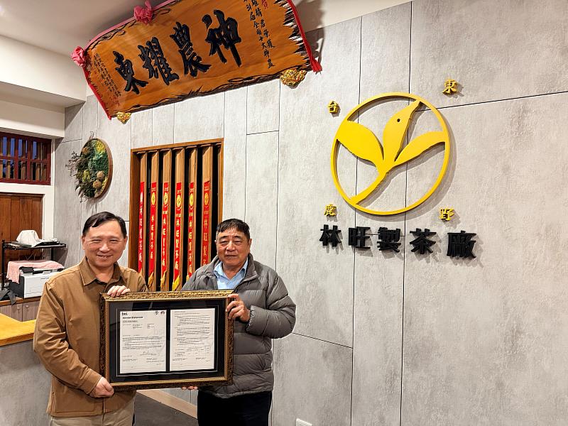 臺東縣府輔導3家茶農成就全球首支「零碳紅烏龍」