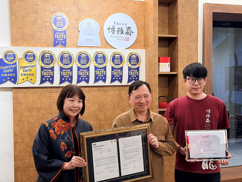臺東縣府輔導3家茶農成就全球首支「零碳紅烏龍」