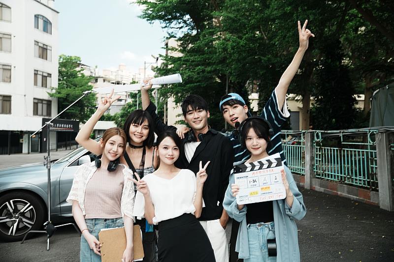 世新大學結合實務課程，拍攝製作直屏微短劇《再不拍就來不及了！》。（世新大學提供）