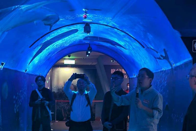 研究團隊帶領貴賓與民眾走入沉浸式展區。（照片/校方提供）