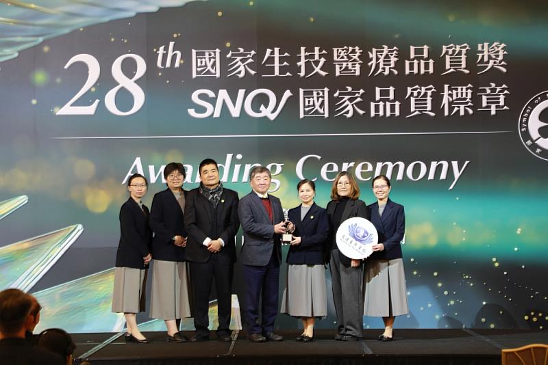 花蓮慈濟醫院護理部連年獲得國家生技醫療品質獎金、銀獎肯定。負責協助護理部業務的副院長羅慶徽（左3）、顧問王琪（右2)與鍾惠君主任（右3）及主管團隊，最感恩護理部同仁在臨床之外，不斷的精進、優化流程，提升照護品質。