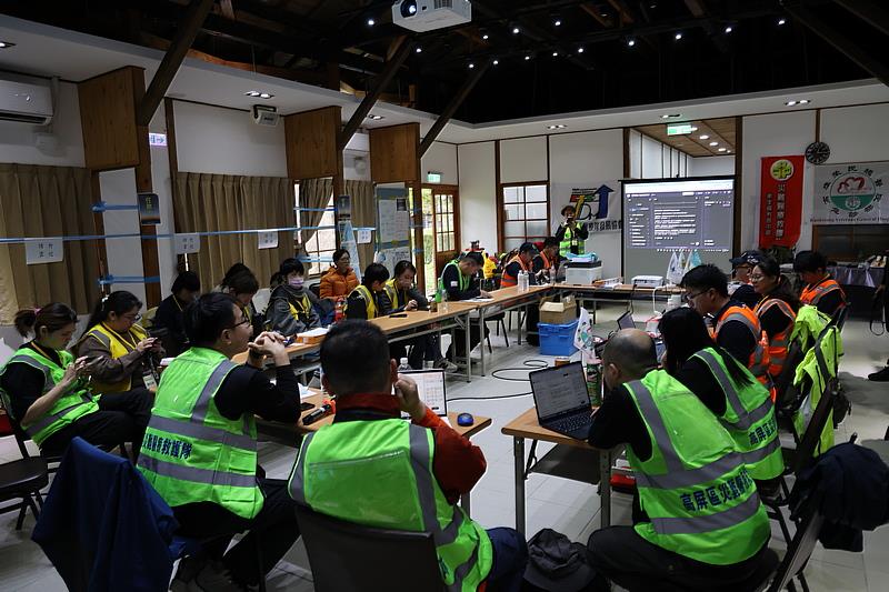 災難醫療隊接手災難醫療隊協調運作中心（DMAT-CC），由第一線轉任後勤，讓彼此更了解不同工作重點，也促成災難來臨時更緊密有效的合作。攝影/江家瑜