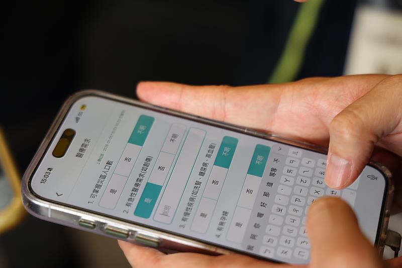 災難醫療隊抵達指定的受災點後，馬上以iDMAT系統以手機簽到，並填寫現場狀況，以及是否有醫療等需求回報DMAT-CC。攝影/江家瑜