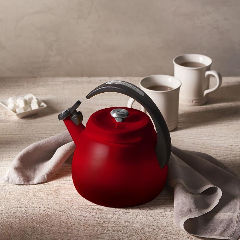 全聯獨家換購「LE CREUSET琺瑯琴音壺2.1L－紅」，可快速將水煮沸，搭配黑色圓弧形手柄，好握好拿。