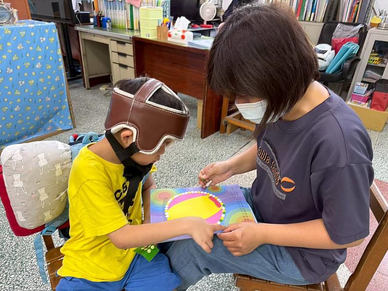 協助特教班學生數學課實物操作。