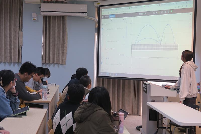 南大應數系發表會吸引眾多師生參與，學生透過數位工具DESMOS進行創意繪圖，打破微積分枯燥計算的刻板印象。