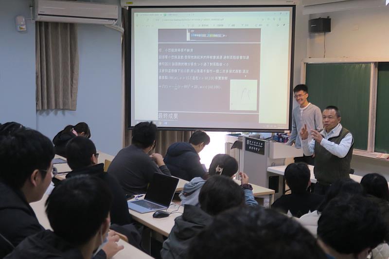 南大應數系黃印良老師於現場針對學生的作品與公式邏輯進行指導，強調數學與視覺化工具結合的重要性。