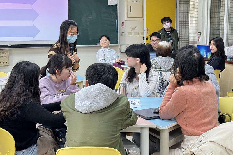 蔡淑妃老師帶領參加數位學伴計畫的大學伴們學習如何給予正向的教育與達成陪伴的目的。