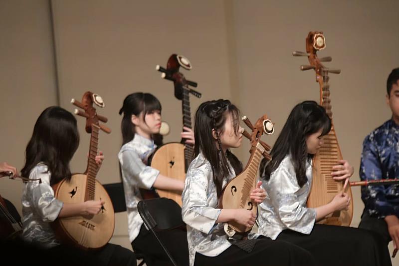 南大大成國樂社詮釋〈司馬庫斯．夜空．巨木群〉，透過和聲與節奏變化，呈現山林夜色的沉穩氛圍。