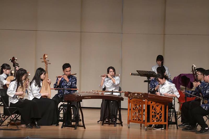 南大大成國樂社演奏〈河畔紙鳶〉，以笛子與琵琶交織旋律，勾勒河畔童趣的音樂畫面。
