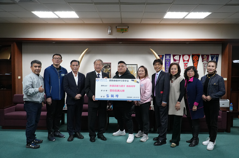 龔瑞璋校長頒發「正修科大運動績優學生獎學金」15萬元，鼓勵楊森在專業與競技舞台上勇於追夢。