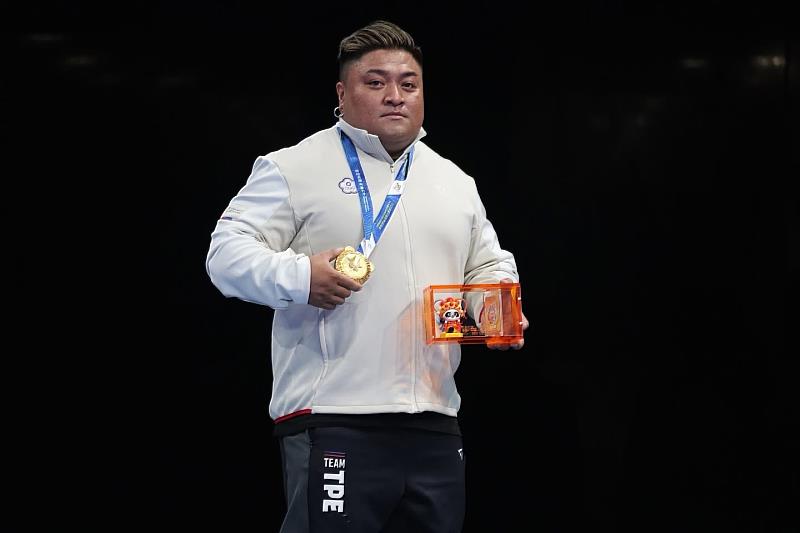 本校休閒與運動管理系學生、台灣健力名將楊森於「成都世界運動會」勇奪金牌。