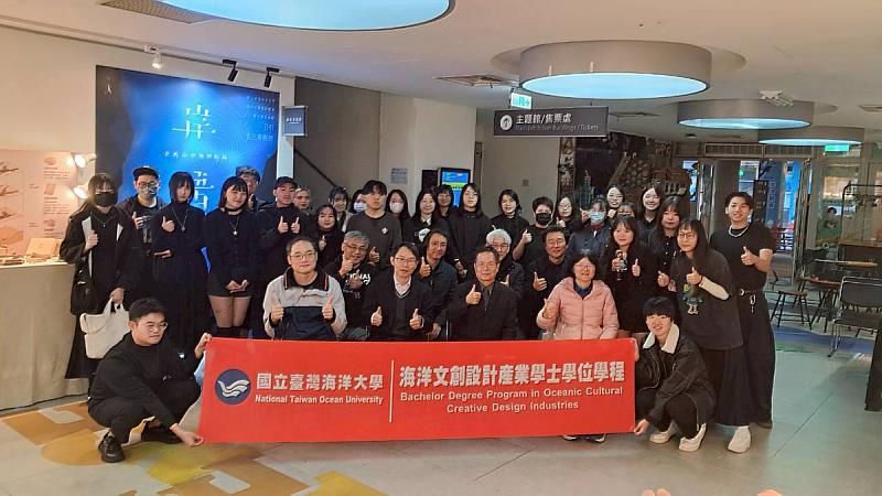 海大文創設計系專題展《岸語・北海岸地圖的軌跡》開幕合影。