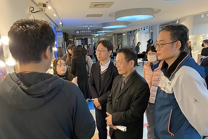 李明安副校長、王明源館長、王嘉陵院長、謝忠恆主任（中至右）共同聽取學生作品導覽。